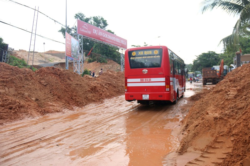 Bình Thuận: Lũ cát đỏ vùi ô tô, gây ách tắc giao thông - ảnh 1