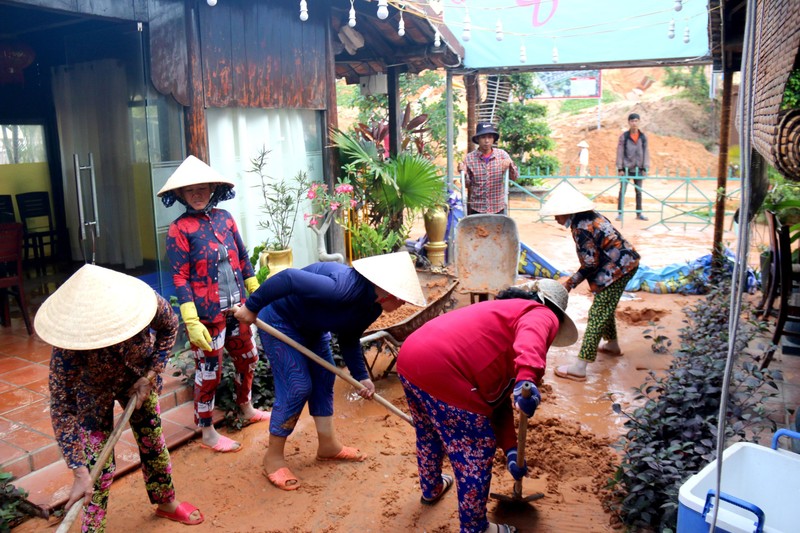 Bình Thuận: Lũ cát đỏ vùi ô tô, gây ách tắc giao thông - ảnh 3