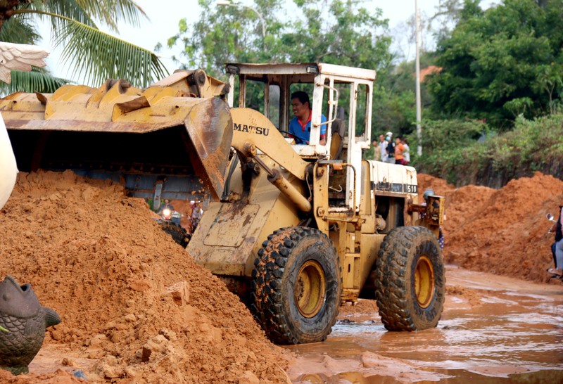 Bình Thuận: Lũ cát đỏ vùi ô tô, gây ách tắc giao thông - ảnh 4