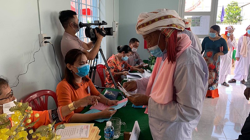 Cử tri đồng bào Chăm ở Bình Thuận mặc trang phục đẹp đi bầu cử - ảnh 3