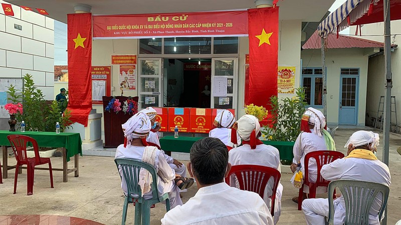 Cử tri đồng bào Chăm ở Bình Thuận mặc trang phục đẹp đi bầu cử - ảnh 4