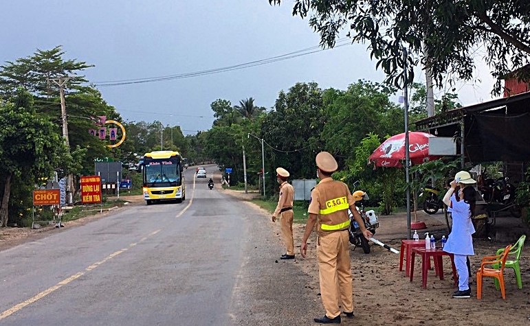 Bình Thuận thành lập 2 chốt kiểm soát COVID-19 trên QL1A - ảnh 1