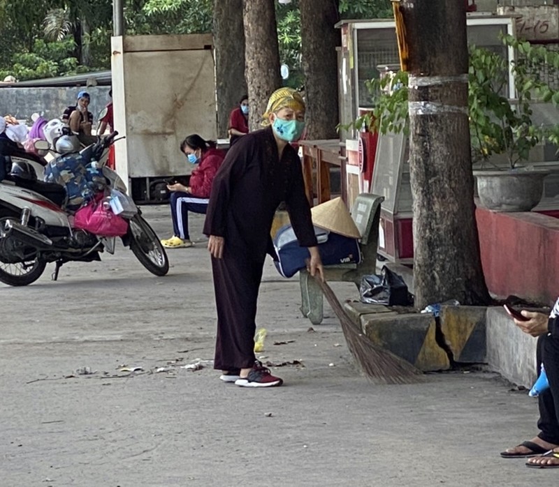 3 người đi bộ hàng trăm cây số đã được CSGT đưa lên tàu về quê - ảnh 3