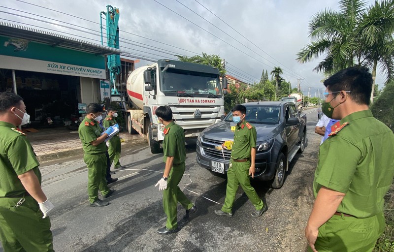 Dựng hiện trường vụ dùng ô tô chặn xe đi đổ bê tông ở Bình Thuận - ảnh 2