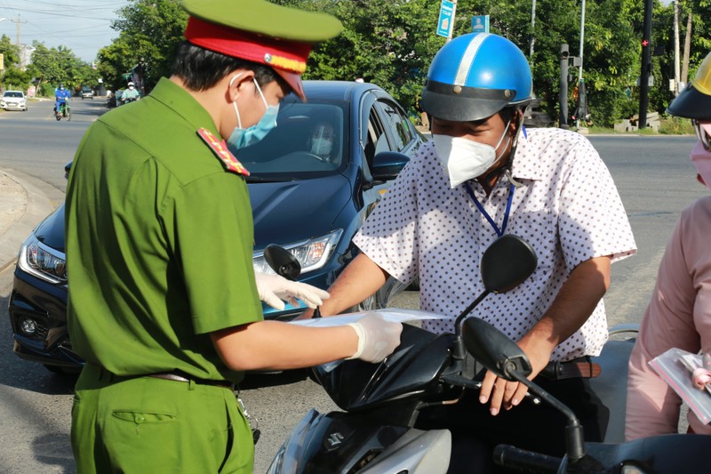 157 cán bộ chiến sĩ Công an Phan Thiết âm tính lần 3 với SARS-CoV-2 - ảnh 1