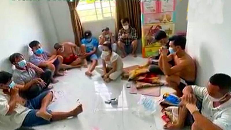 Bình Thuận: Bắt quả tang 16 người tụ tập đánh bạc trong lúc giãn cách - ảnh 1