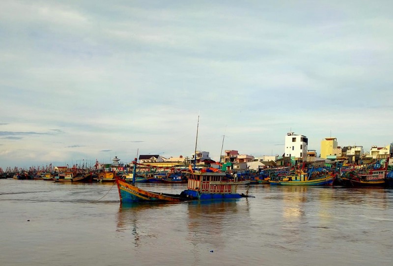 Chìm hàng chục tàu thuyền do lũ quét ở cửa biển La Gi - ảnh 2