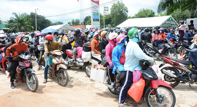 CSGT 3 tỉnh đưa hàng ngàn công nhân từ Đồng Nai về Ninh Thuận - ảnh 1