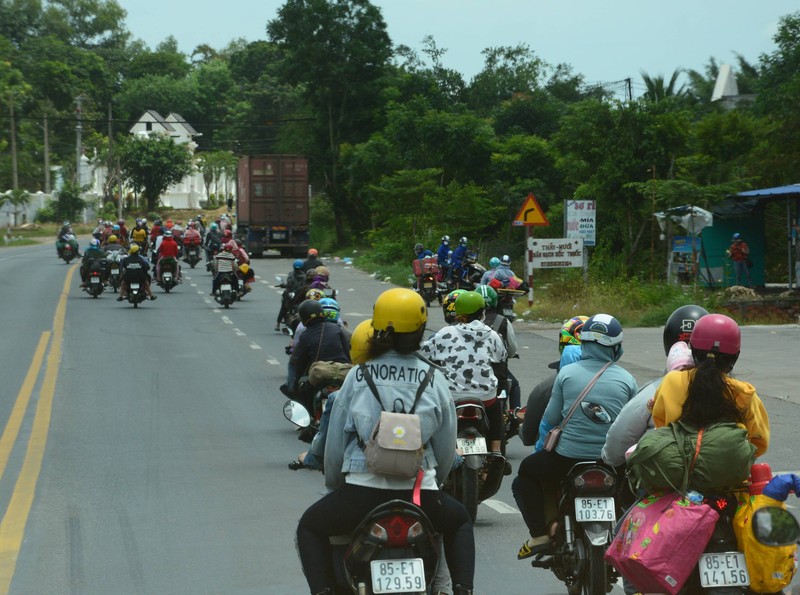 CSGT 3 tỉnh đưa hàng ngàn công nhân từ Đồng Nai về Ninh Thuận - ảnh 7