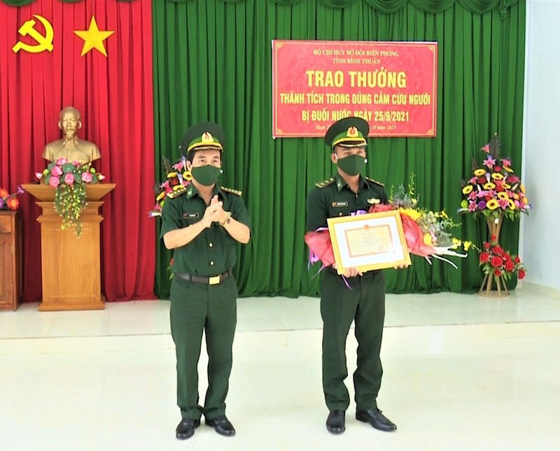 Khen thưởng Trung úy Biên phòng dũng cảm cứu người giữa vùng nước xoáy - ảnh 1