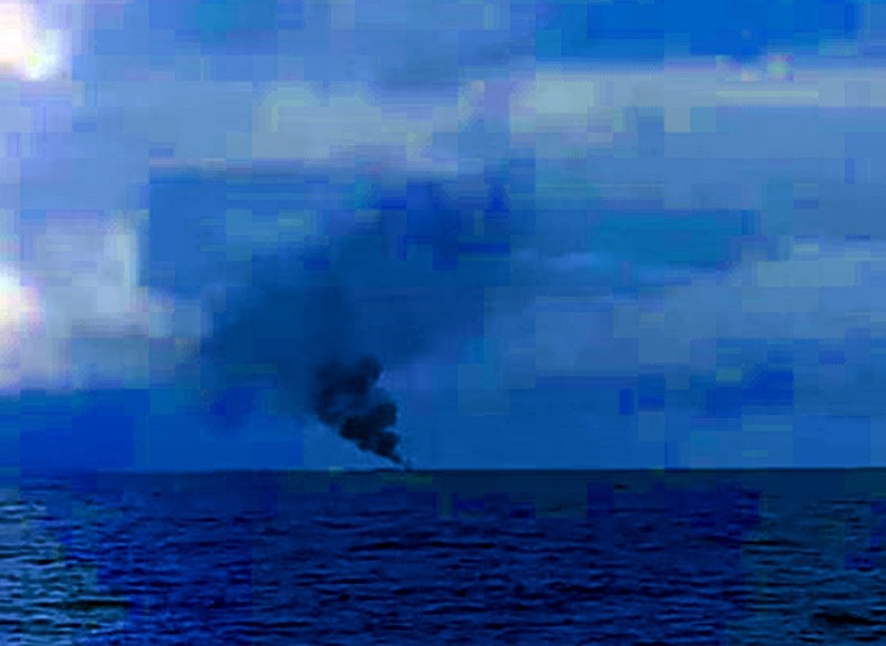 Tàu cháy, 13 thuyền viên nhảy xuống biển ôm thùng xốp chờ cứu nạn   - ảnh 1