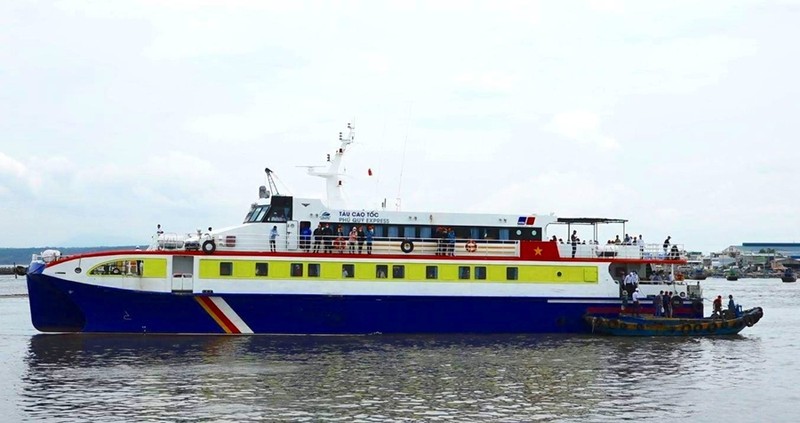 Đoàn y bác sĩ Bình Thuận lên tàu hỗ trợ khẩn cấp cho đảo Phú Quý - ảnh 1