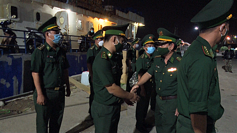 Bộ đội Biên phòng Bình Thuận ra đảo Phú Quý hỗ trợ chống dịch - ảnh 1