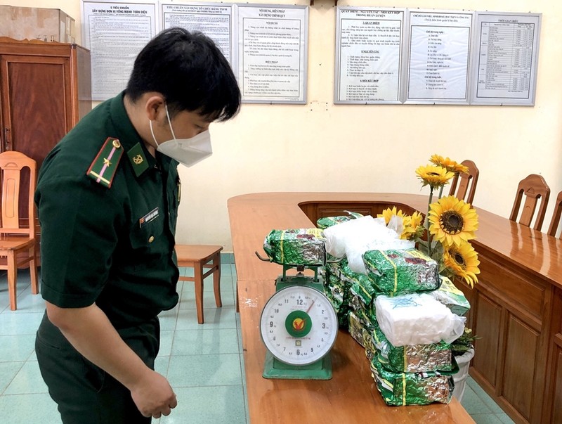 Khoảng 20 kg gói trà nghi chứa ma túy đá trôi trên biển Bình Thuận - ảnh 2