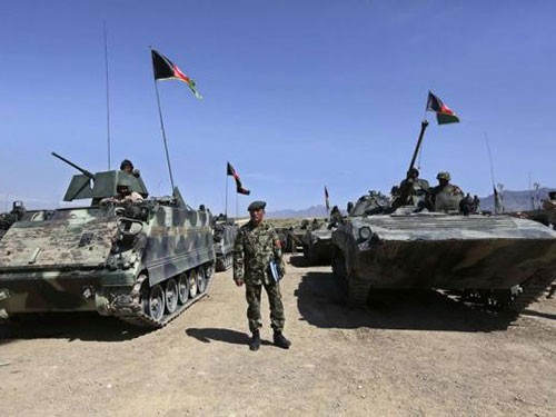 Binh sĩ Afghanistan chuẩn bị tham gia một cuộc tập trận ở ngoại ô Kabul hôm 30-4 Ảnh: REUTERS Binh sĩ Afghanistan chuẩn bị tham gia một cuộc tập trận ở ngoại ô Kabul hôm 30-4 Ảnh: REUTERS