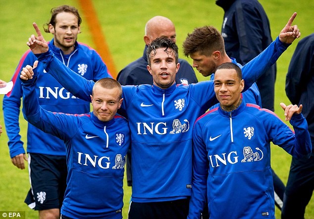 Van Persie chính thức lên tiếng về tương lai - ảnh 1