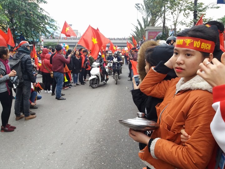 U-23 VN diễu hành hơn 4 giờ trên xe buýt giữa biển NHM - ảnh 39