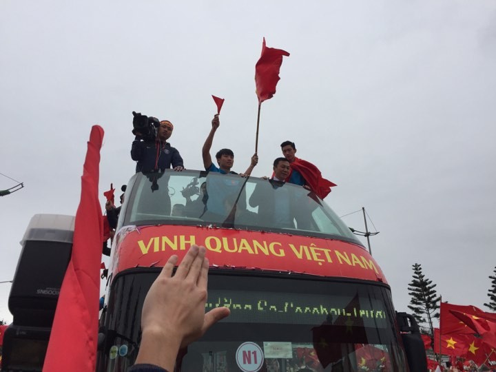 U-23 VN diễu hành hơn 4 giờ trên xe buýt giữa biển NHM - ảnh 21