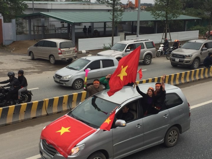 U-23 VN diễu hành hơn 4 giờ trên xe buýt giữa biển NHM - ảnh 82