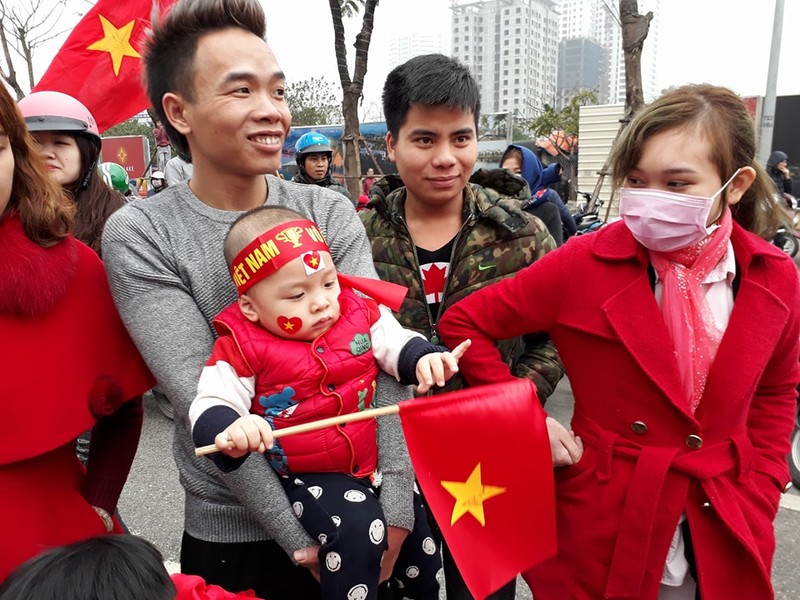 U-23 VN diễu hành hơn 4 giờ trên xe buýt giữa biển NHM - ảnh 76