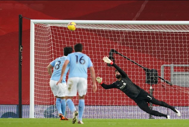 Guardiola trao quyền lực gây sốc cho thủ môn Ederson - ảnh 2