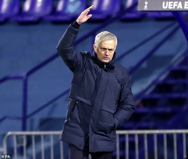 Bị loại sốc, Mourinho nói Tottenham phải khiêm tốn - ảnh 2