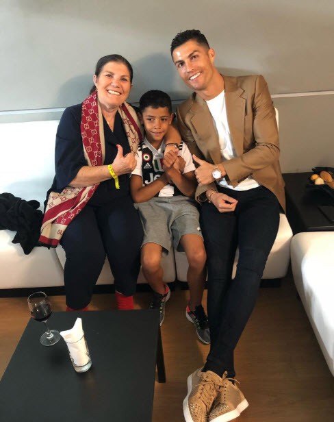 Con trai của Cristiano Ronaldo: 'Bà ơi, đừng chết' - ảnh 4