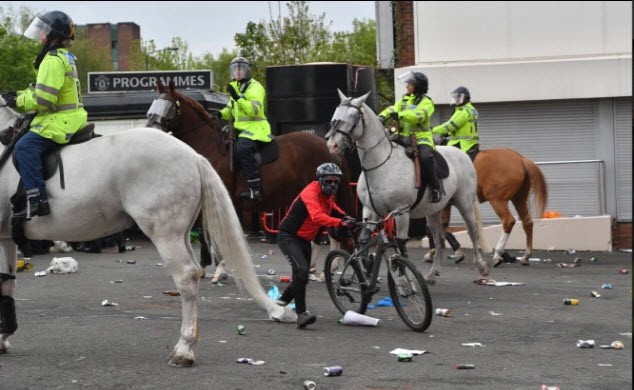 Cảnh sát hộ tống Manchester United rời Lowry - ảnh 1