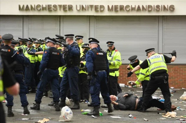 Cảnh sát hộ tống Manchester United rời Lowry - ảnh 2