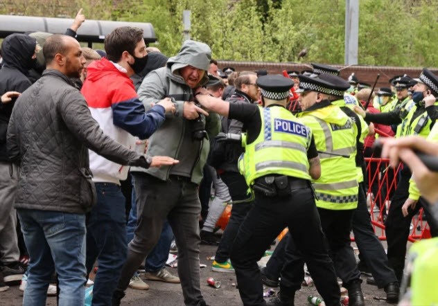 Cảnh sát hộ tống Manchester United rời Lowry - ảnh 3