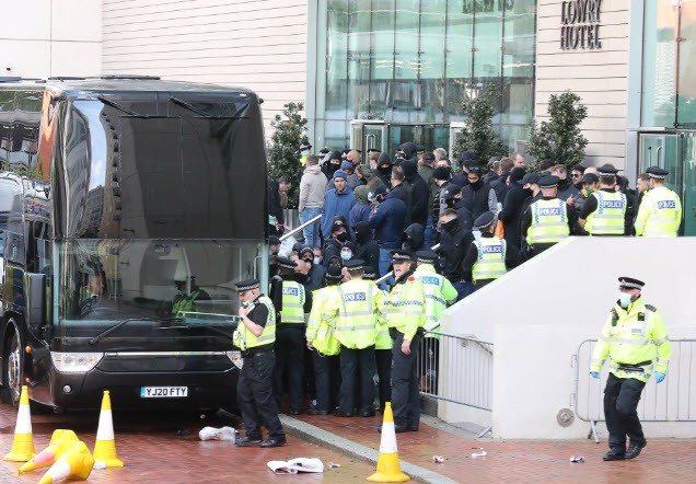 Cảnh sát hộ tống Manchester United rời Lowry - ảnh 4