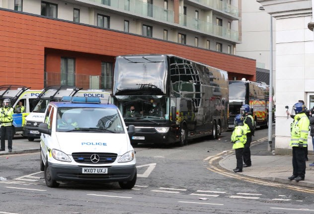 Cảnh sát hộ tống Manchester United rời Lowry - ảnh 11