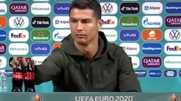 Sao tuyển Ukraine chọc tức Ronaldo - ảnh 1