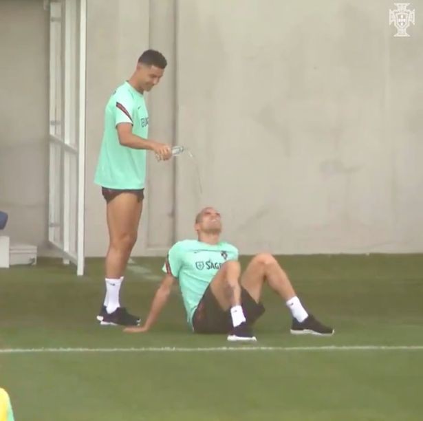 Ronaldo chơi khăm ‘gã đồ tể’ - ảnh 4