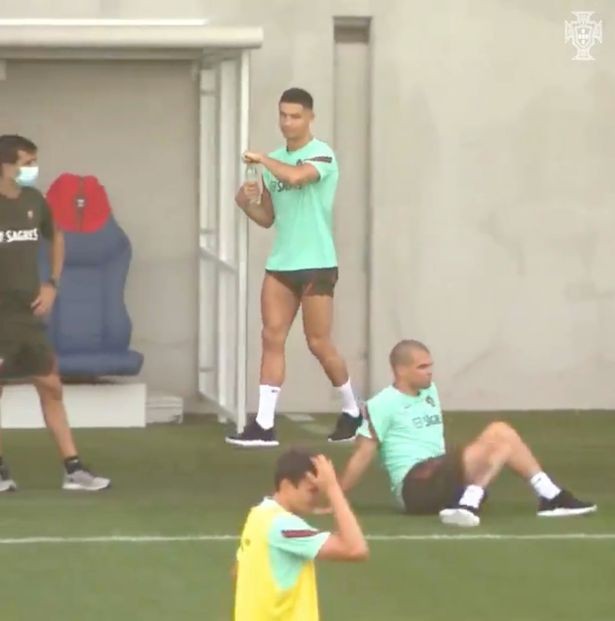 Ronaldo chơi khăm ‘gã đồ tể’ - ảnh 3