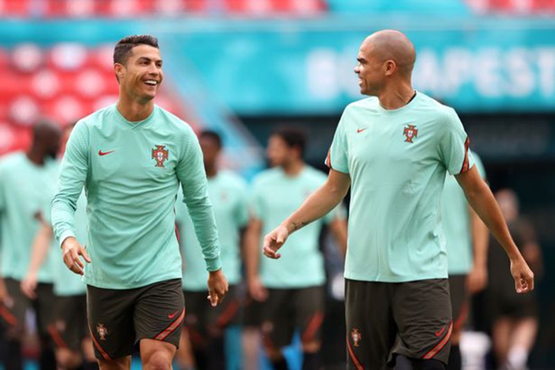 Ronaldo chơi khăm ‘gã đồ tể’ - ảnh 2