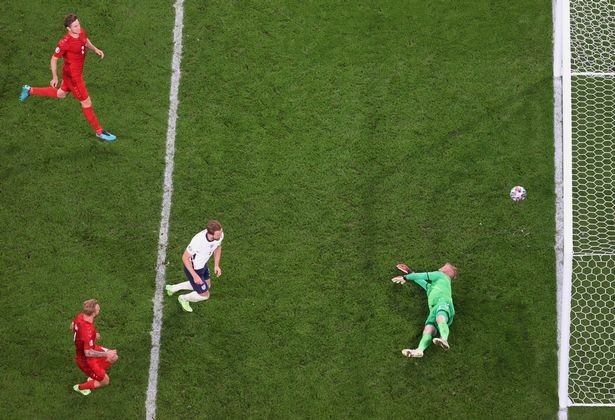 Fan tuyển Anh chơi bẩn với thủ môn Schmeichel trong quả 11m - ảnh 2