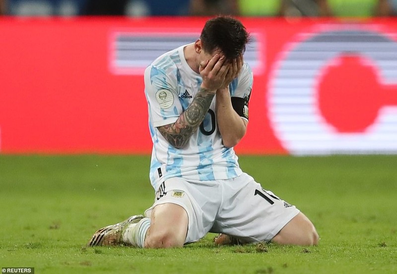 Vừa khóc xong, Neymar tươi cười dựa đầu vào vai Messi - ảnh 4