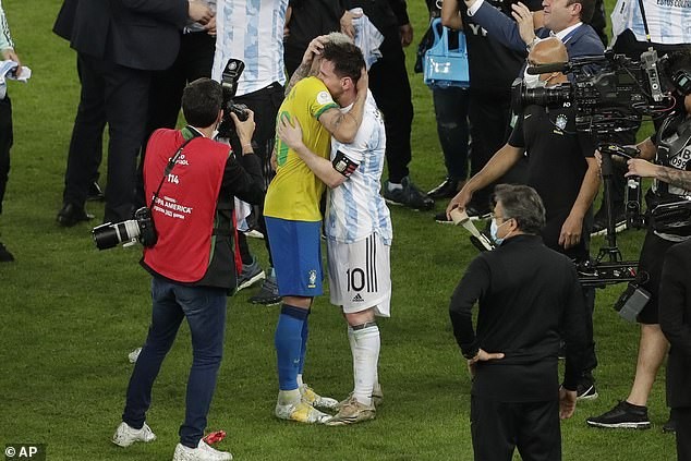 Vừa khóc xong, Neymar tươi cười dựa đầu vào vai Messi - ảnh 5