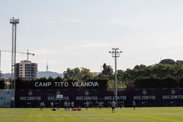 Treo ảnh Ronaldo, Barcelona cảnh báo nghiêm khắc các cầu thủ - ảnh 2