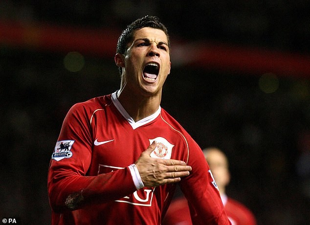 Ký 3 năm với MU, Ronaldo lên Instagram thể hiện tình yêu - ảnh 3
