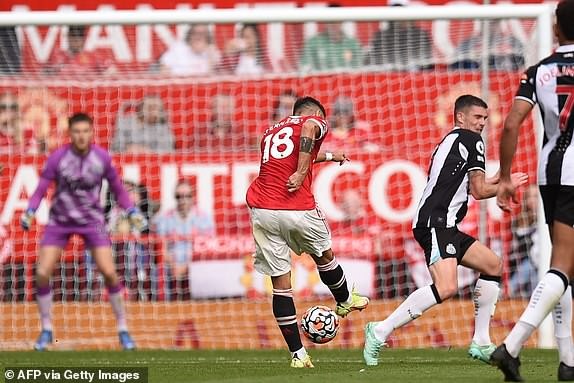 Ronaldo bùng nổ, MU 'hủy diệt' Newcastle lên đỉnh Premier League - ảnh 3