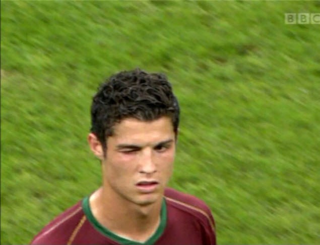Sir Alex tiết lộ về cái nháy mắt của Ronaldo khiến đồng đội nhận thẻ đỏ - ảnh 4