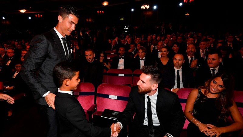 Kết thúc tranh cãi giữa Ronaldo và Messi - ảnh 2