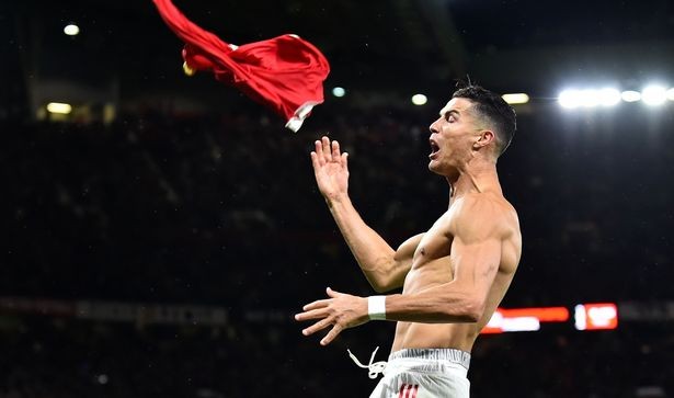 CĐV phấn khích quá mức vì Ronaldo, MU bị UEFA phạt nặng  - ảnh 3