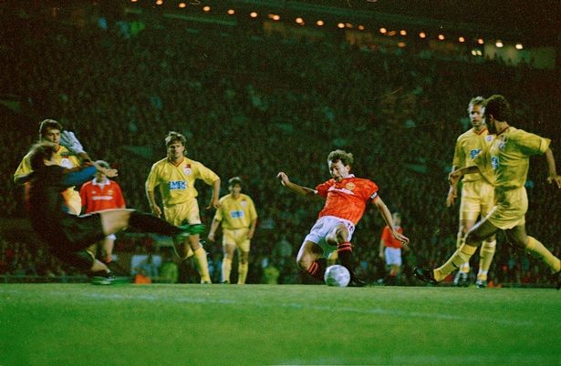 Vì Cantona, Keane hoảng sợ lần đầu rút lui khỏi cuộc chiến của MU - ảnh 4