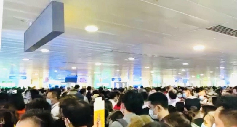 Ùn tắc kinh hoàng tại khu soi chiếu sân bay Tân Sơn Nhất - ảnh 1
