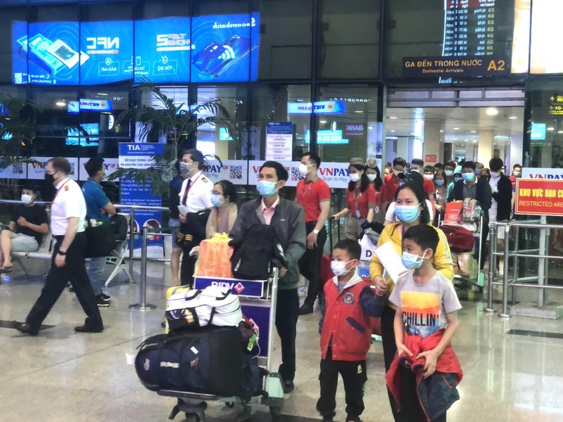Lấy mẫu 500 xét nghiệm ngẫu nhiên ở sân bay Tân Sơn Nhất - ảnh 1