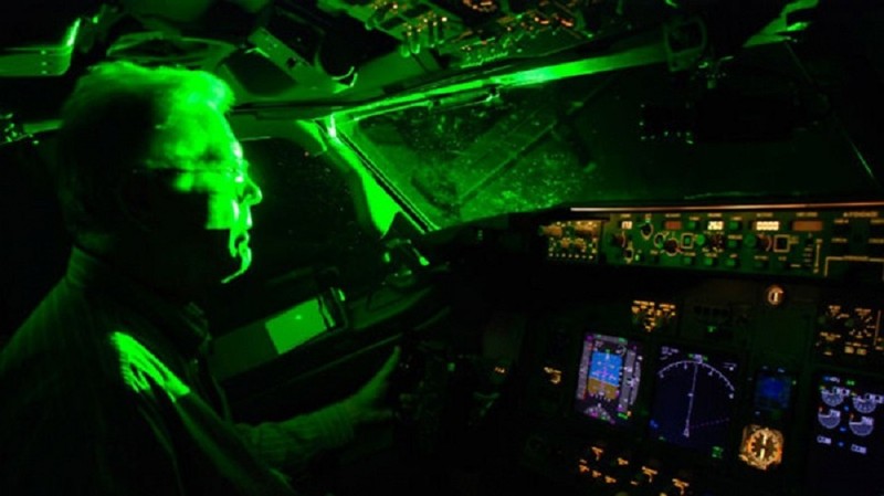 3 sân bay thường bị chiếu đèn laser uy hiếp an toàn bay - ảnh 1