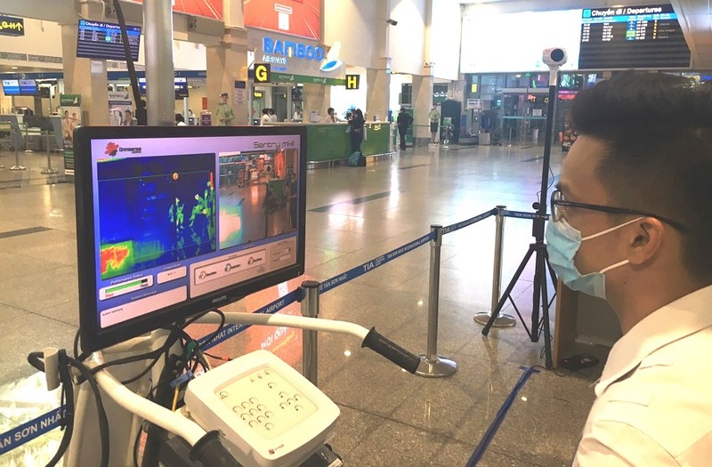 Sân bay Tân Sơn Nhất trang bị thêm máy đo thân nhiệt từ xa - ảnh 1